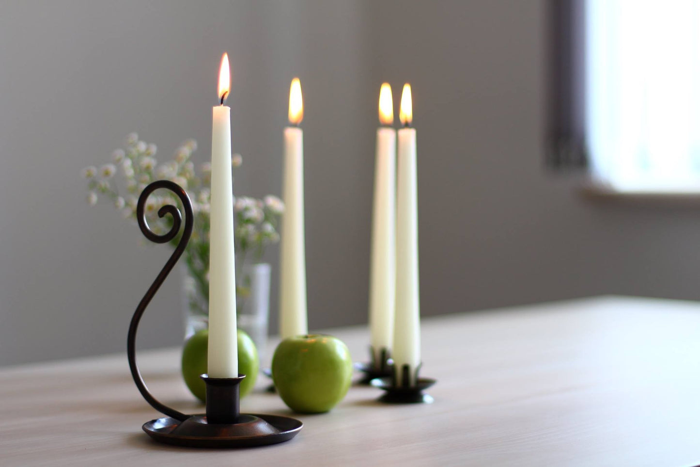 SUPER OFERTA!! Caja de 40 velas candelabro color blanco de 25 x 2,3 cm.