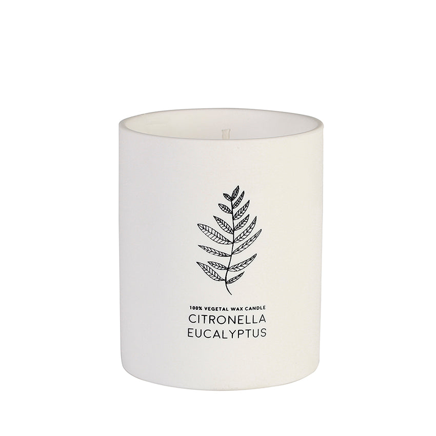 Vela antimosquitos en vaso de cerámica blanca.