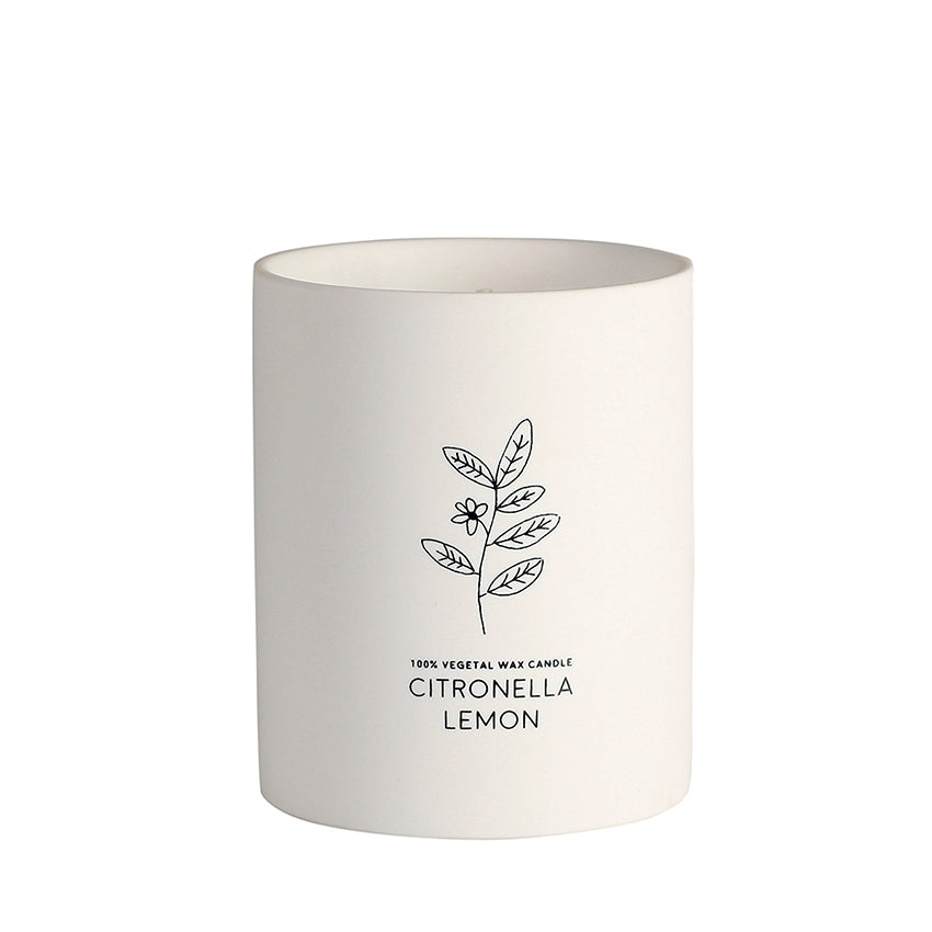 Vela antimosquitos en vaso de cerámica blanca.