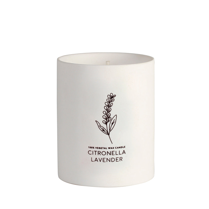 Vela antimosquitos en vaso de cerámica blanca.