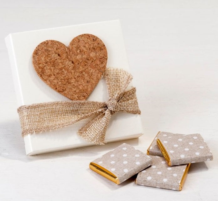 Estuche 4 napolitanas de chocolate con corazón de corcho.