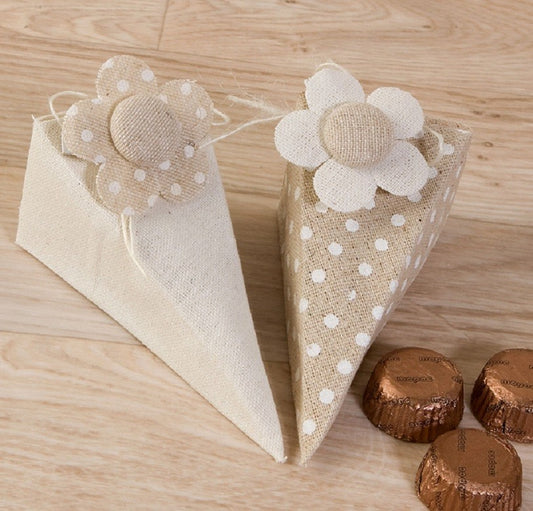 Dotted/plain pyramid-box with flower clip with 4 chocolates.