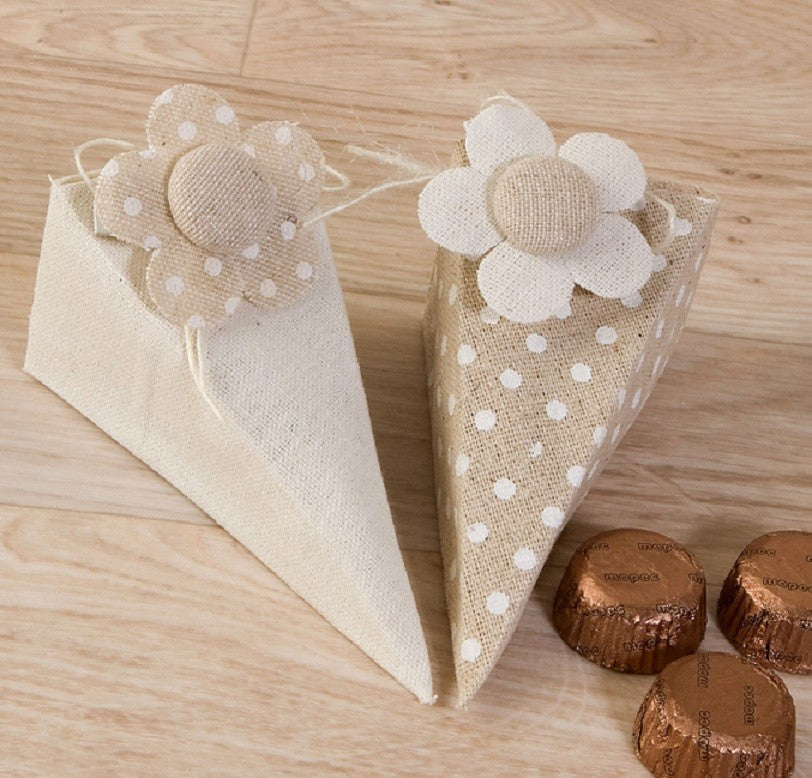Caja-pirámide topos/liso con pinza flor con 4 bombones.