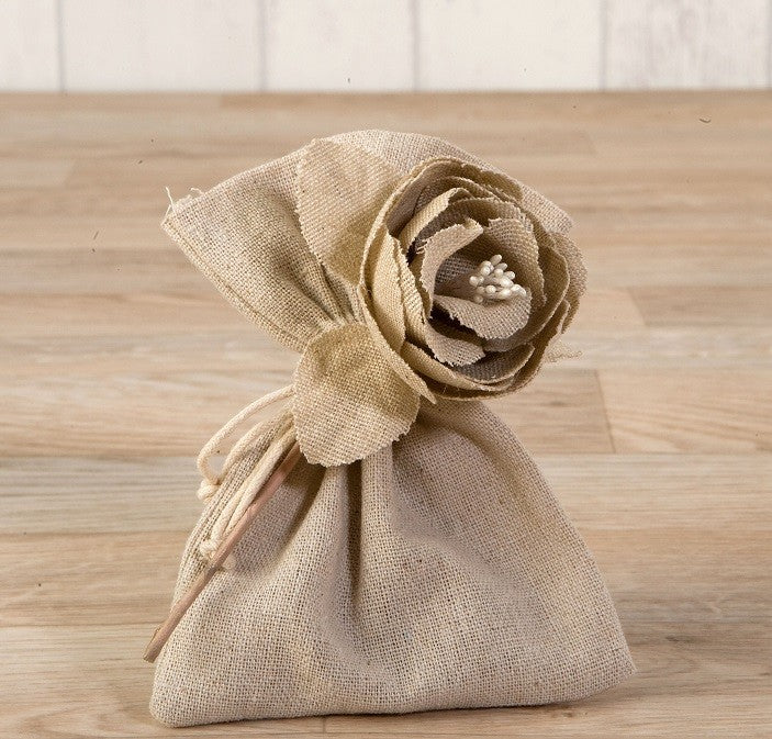 Bolsita con flor de algodón beige con 3 bombones