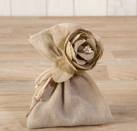 Bolsita con flor de algodón beige con 3 bombones