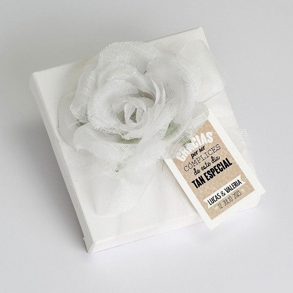 4 Neapolitan white box with tulle flower