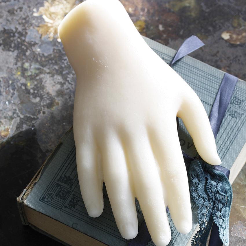 Vela escultura de cera con forma de mano