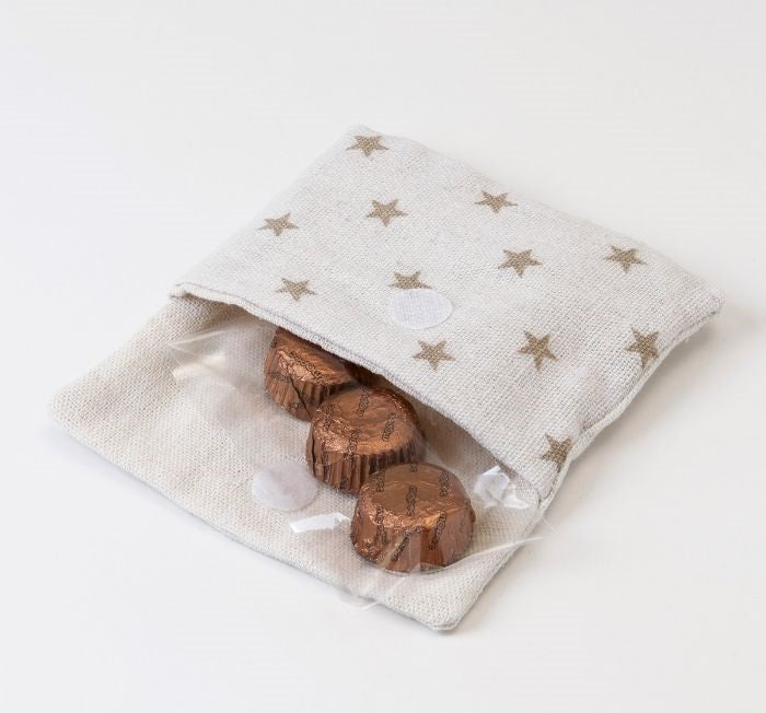Guardatodo de algodón y velcro beige corazón estrellitas 3 bombones