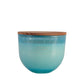 Vela en vaso de cristal de color y tapa de madera con tres mechas.